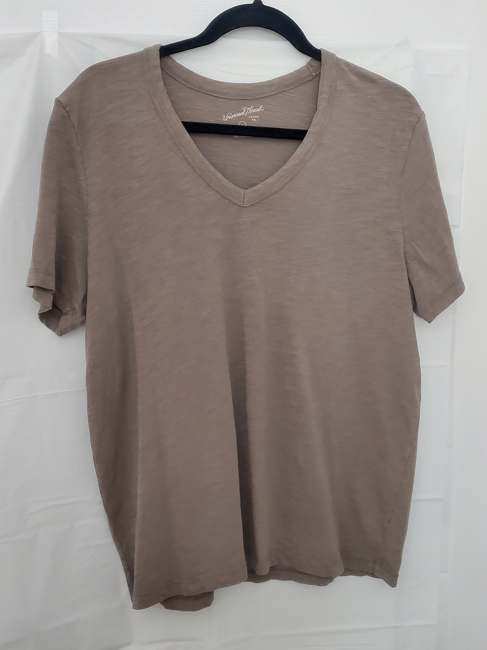Universla Thread Short Sleeve V-Neck Tee in Taupe